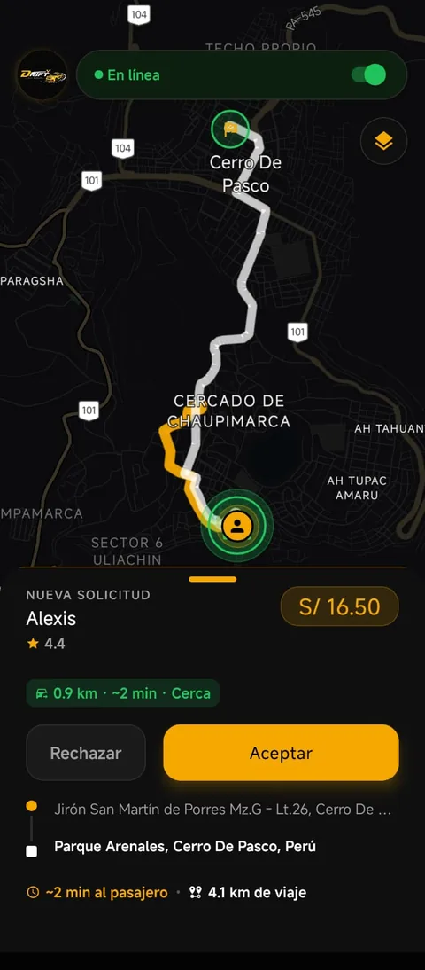 Pantalla del conductor con una solicitud entrante: nombre del pasajero, monto del viaje y distancia al punto de recogida.